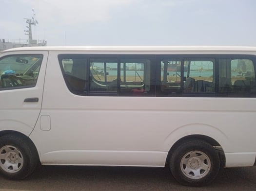 Toyota Hiace minibus climatisé, idéal déplacements groupe