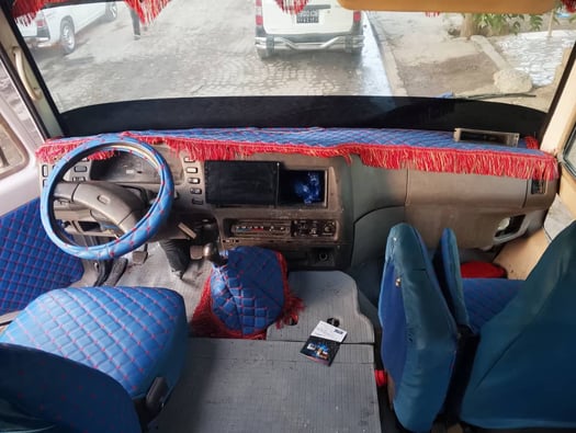 2 bus Mitsubishi rosa 2018