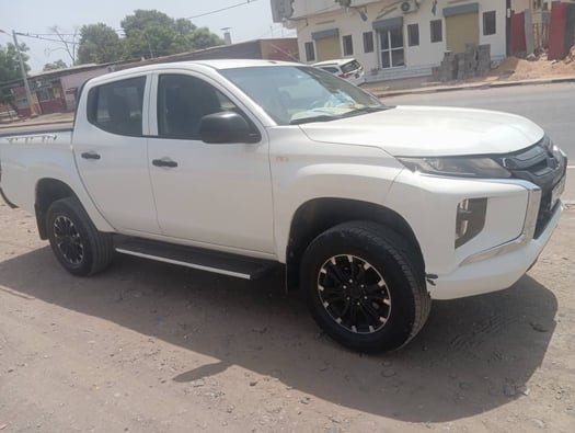 4 Voitures en excellent état à vendre : Mitsubishi L200 2023, AUTOMATIQUE &. Hyundai SANTA FE 2016 & MITSUBISHI L200 2022 manual& TOYOTA LANDCRUISER PRADO 2021
