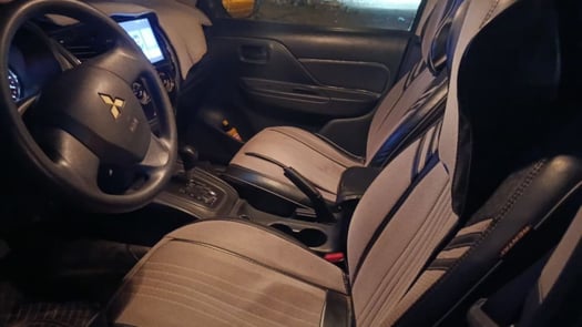 4 Voitures en excellent état à vendre : Mitsubishi L200 2023, AUTOMATIQUE &. Hyundai SANTA FE 2016 & MITSUBISHI L200 2022 manual& TOYOTA LANDCRUISER PRADO 2021