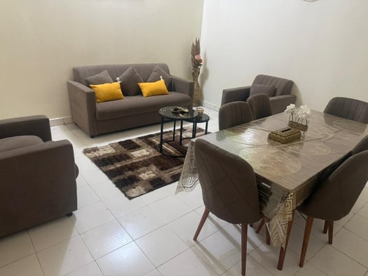 Chambre à coucher, salon et table avec 6 chaises en parfait état
