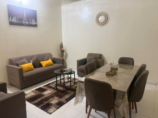 Chambre à coucher, salon et table avec 6 chaises en parfait état