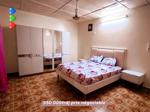 Chambre à coucher, salon et table avec 6 chaises en parfait état