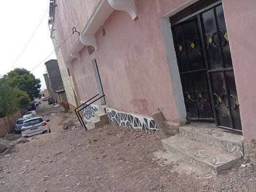 2 maisons de 180 m² et local commercial à Hodan 1