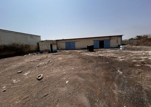 Terrain industriel clôturé 2826m² avec hangar proche Gabode