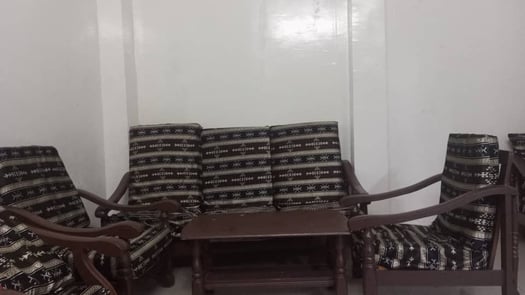 Salon bois d\'occasion en très bon état avec canapé et fauteuils