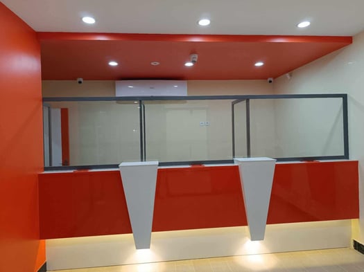 Équipe polyvalente en réparation, construction et décoration