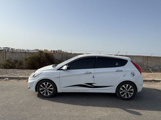 Hyundai Accent 2016, blanc, boîte automatique, climatisation