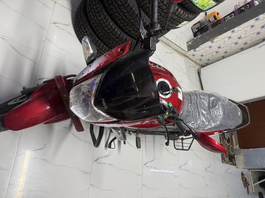 Moto Hero Hunk 2023 en excellent état