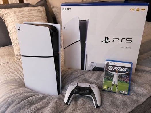 PlayStation 5 neuve avec manette et jeu FC26 neuf