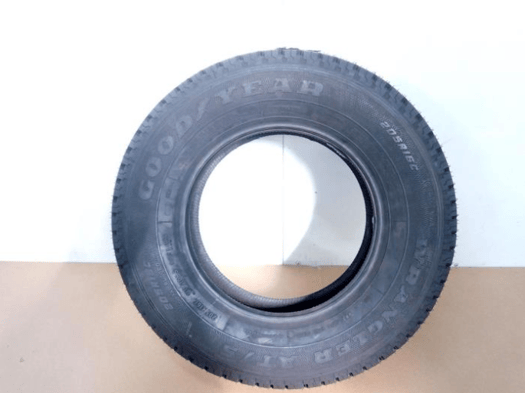 Lot de 5 pneus 205/80 R16 d\'occasion, usage personnel unique