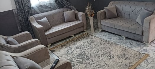 Salon complet avec canapé et accessoires en bon état