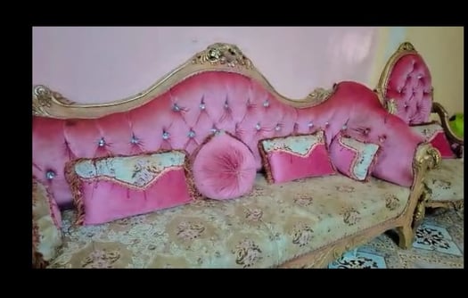 Salon rose moderne en bon état