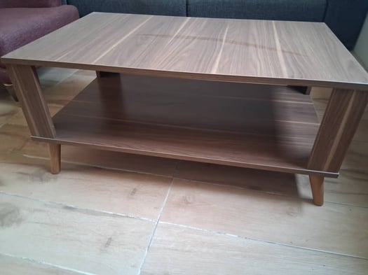 Table basse moderne en bois avec étagère
