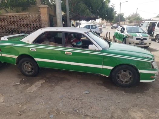 Taxi Toyota Crown en bon état avec entretien régulier