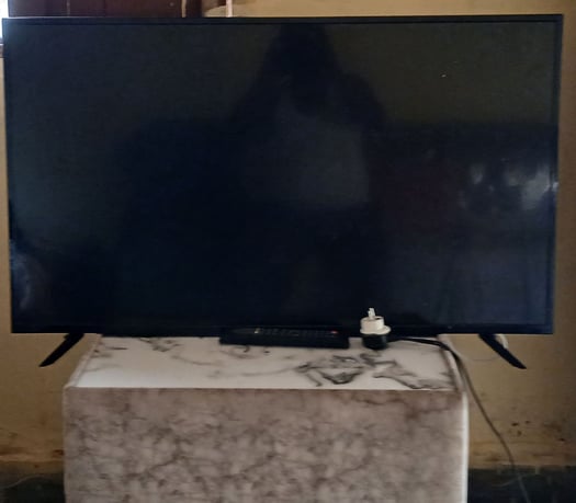 Téléviseur écran plat d\'occasion avec écran cassé à réparer