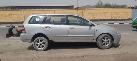 Toyota Corolla en bon état, convertible en taxi