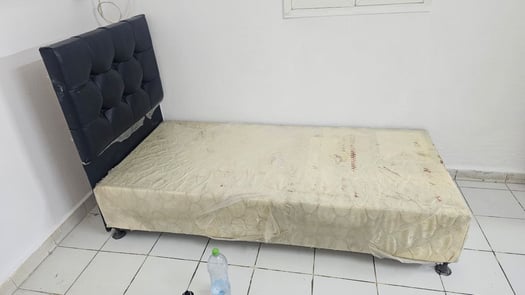 Lit simple avec matelas propre en bon état
