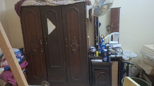 Armoire avec miroir en bon état