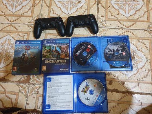 Manettes PS4 originales et 5 CD en bon état