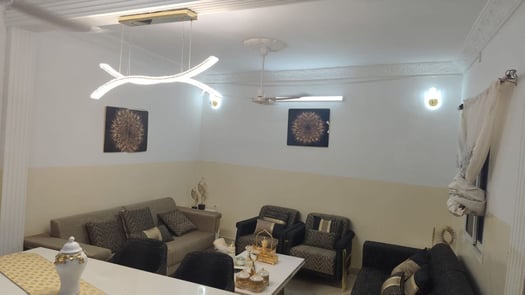 Salon complet neuf avec décoration moderne