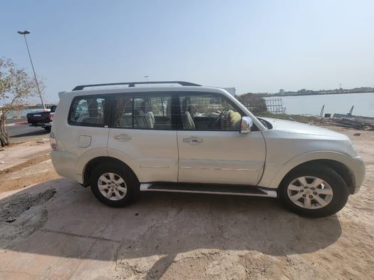Mitsubishi Pajero 2019 essence, automatique, très bon état