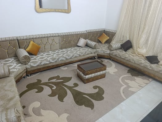 Ensemble salon, canapé marocain, TV et lit