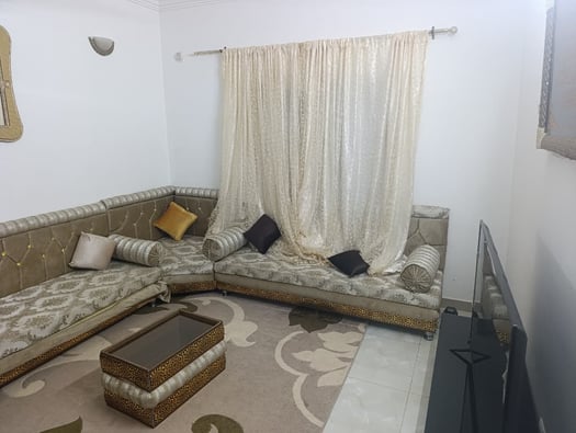 Ensemble salon, canapé marocain, TV et lit