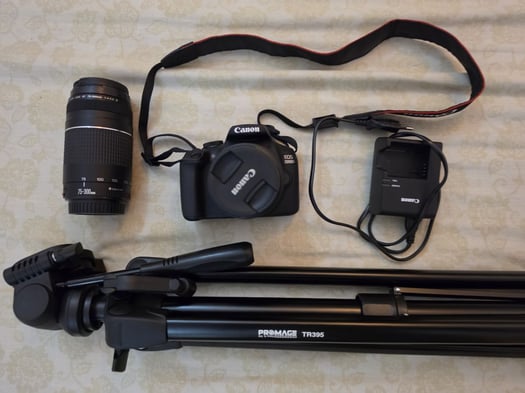Pack complet Canon EOS 2000D avec objectif et accessoires