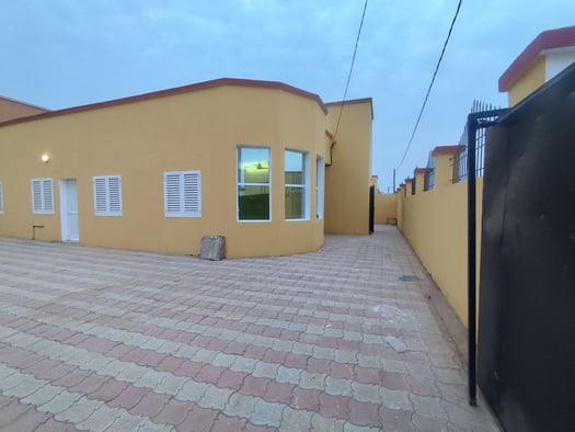 Villa 4 chambres avec véranda et grand parking à Nagad
