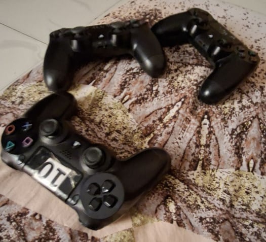 Manette PS4 originale en excellent état, quasi neuve
