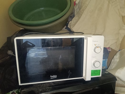 Micro-ondes compact en bon état