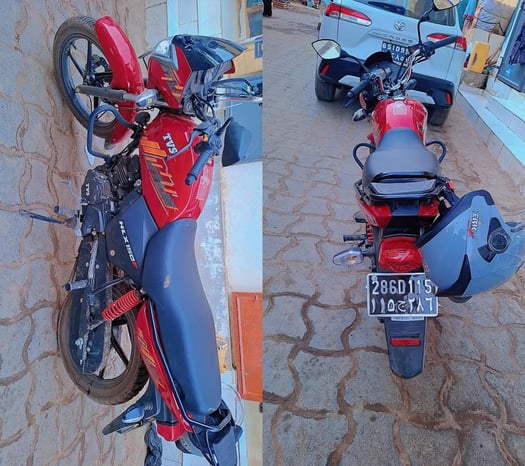 Moto TVS HLX 150cc rouge, robuste et économique