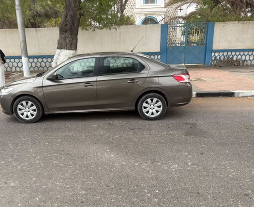 Peugeot 301 essence en très bon état