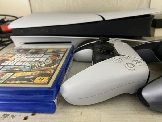 PlayStation 5 en excellent état avec accessoires et jeu EA Sports FC 26