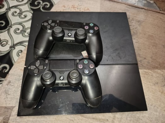 Console PS4 en bon état avec 2 manettes et GTA 5 intégré
