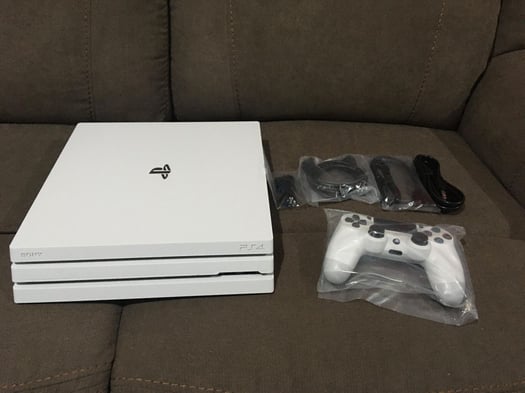 PS4 Pro blanche,console et une manette