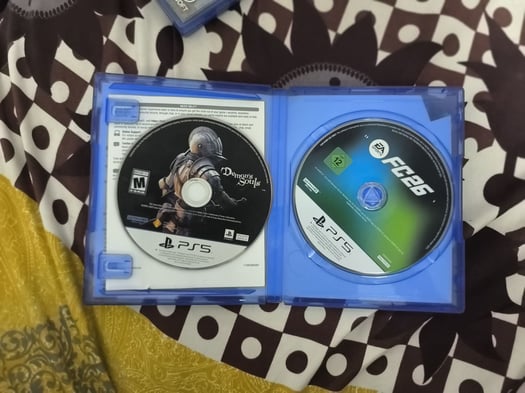 PS5 avec EA Sports FC 26 et Demon’s Souls en bon état
