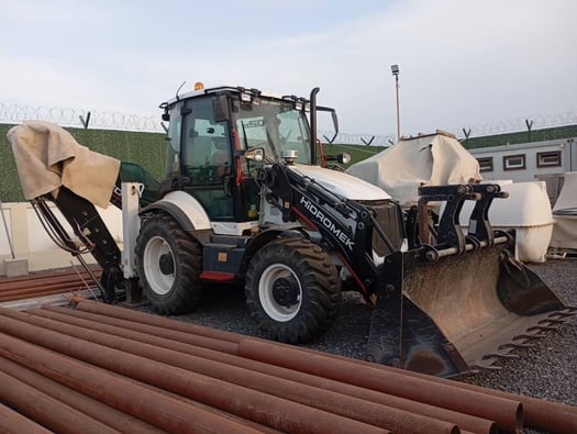 Tractopelle neuve avec fourches et marteau hydraulique 3 en 1