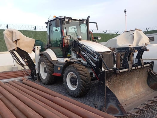 Tractopelle neuve avec fourches et marteau hydraulique 3 en 1
