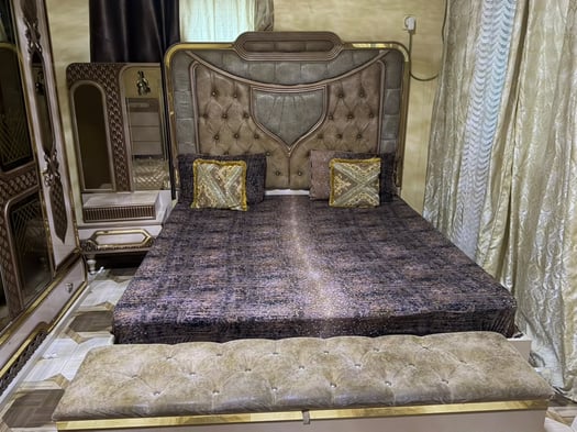 Chambre à coucher et salon complets en bon état