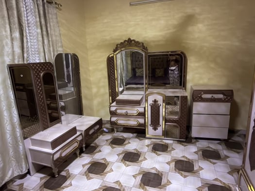 Chambre à coucher et salon complets en bon état