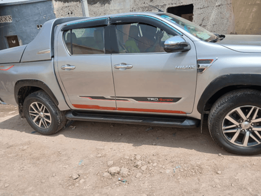 4 Voitures en excellent état à vendre : TOYOTA PRADO - TOYOTA HILUX 2020 AUTOMATIQUE &. Hyundai SANTA FE 2016 & SUZUKI SWIFT 2019