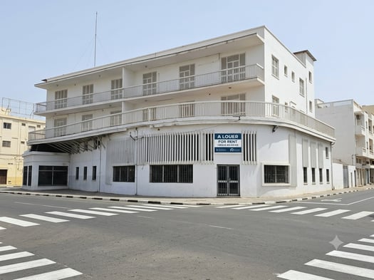 Immeuble d\'angle commercial et bureaux avec balcons en centre-ville