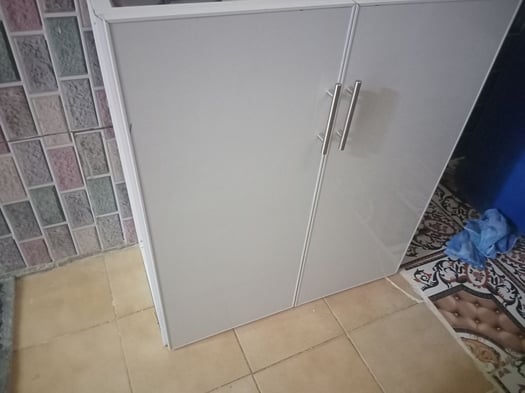 Armoire à chaussures grise, peu utilisée