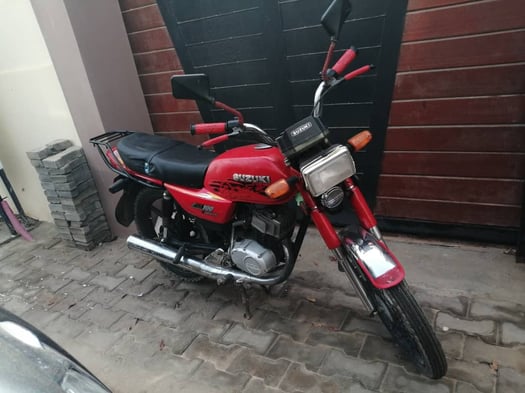 Moto Suzuki 100 bien entretenue à négocier