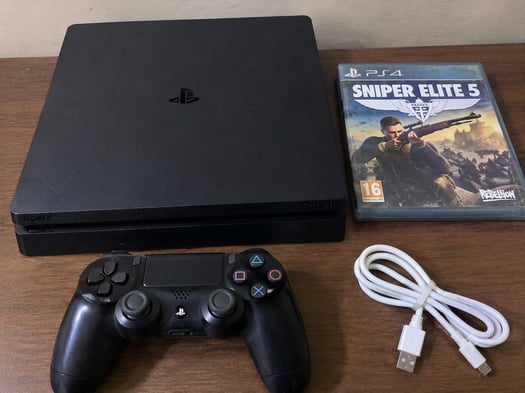 PlayStation 4 Slim avec manette et jeu Sniper Elite 5 en excellent état