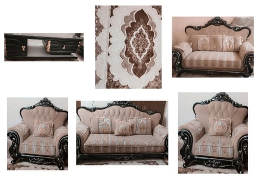 Salon complet avec rideau et tapis en bon état
