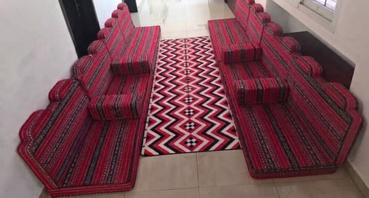 Salon yéménite presque neuf avec tapis assorti