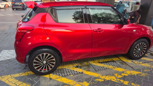 Suzuki Swift 2022 essence automatique rouge en excellent état
